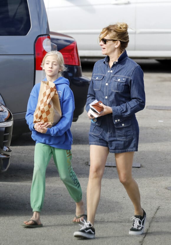 Julia Roberts est allée faire des courses avec sa fille Hazel Moder au magasin Pavillon à Malibu. Le 9 janvier 2017.