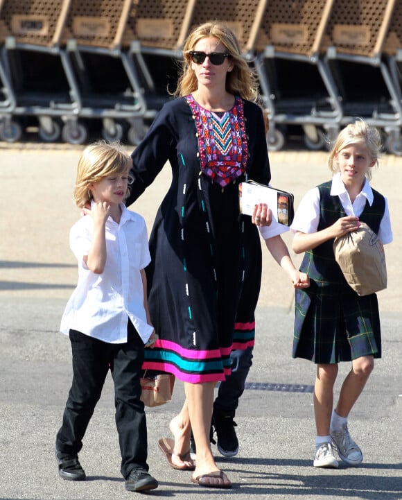 Julia Roberts fait du shopping avec ses enfants Phinnaeus, Henry, et Hazel à Malibu, le 12 octobre 2014.