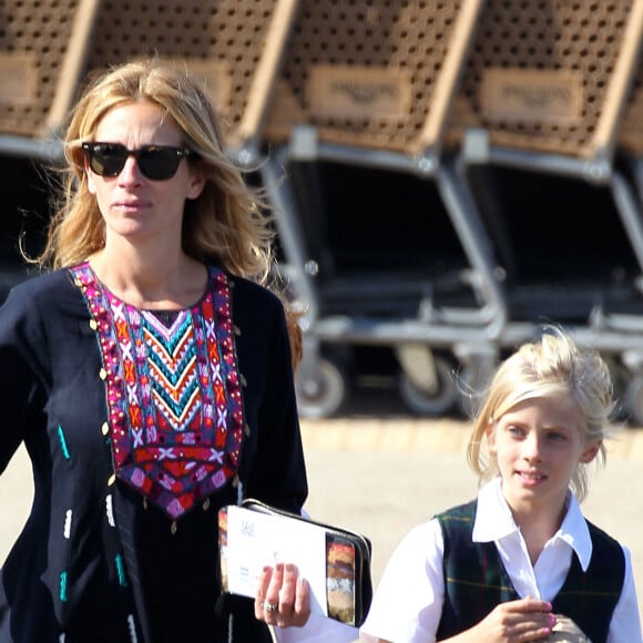 Julia Roberts fait du shopping avec ses enfants Phinnaeus, Henry, et Hazel à Malibu, le 12 octobre 2014.