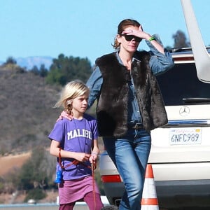 Julia Roberts et son mari Daniel Moder montent a bord d'un jet privé avec leurs enfants Phinnaeus, Hazel et Henry à Los Angeles, le 23 décembre 2013.