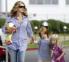 Julia Roberts se promène avec ses jumeaux Hazel et Phinnaeus. Los Angeles. Le 14 septembre 2011.