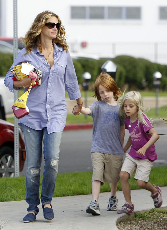 Julia Roberts se promène avec ses jumeaux Hazel et Phinnaeus. Los Angeles. Le 14 septembre 2011.