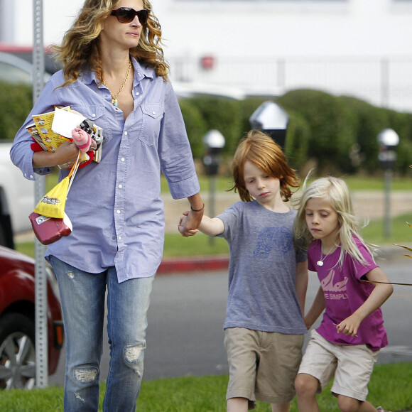 Julia Roberts se promène avec ses jumeaux Hazel et Phinnaeus. Los Angeles. Le 14 septembre 2011.