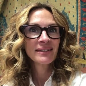 Julia Roberts lit le livre "Rescue the princess" pour l'opération The Call to Unite pour les enfants pendant l'épidémie de coronavirus (COVID-19) le 2 mai 2020.