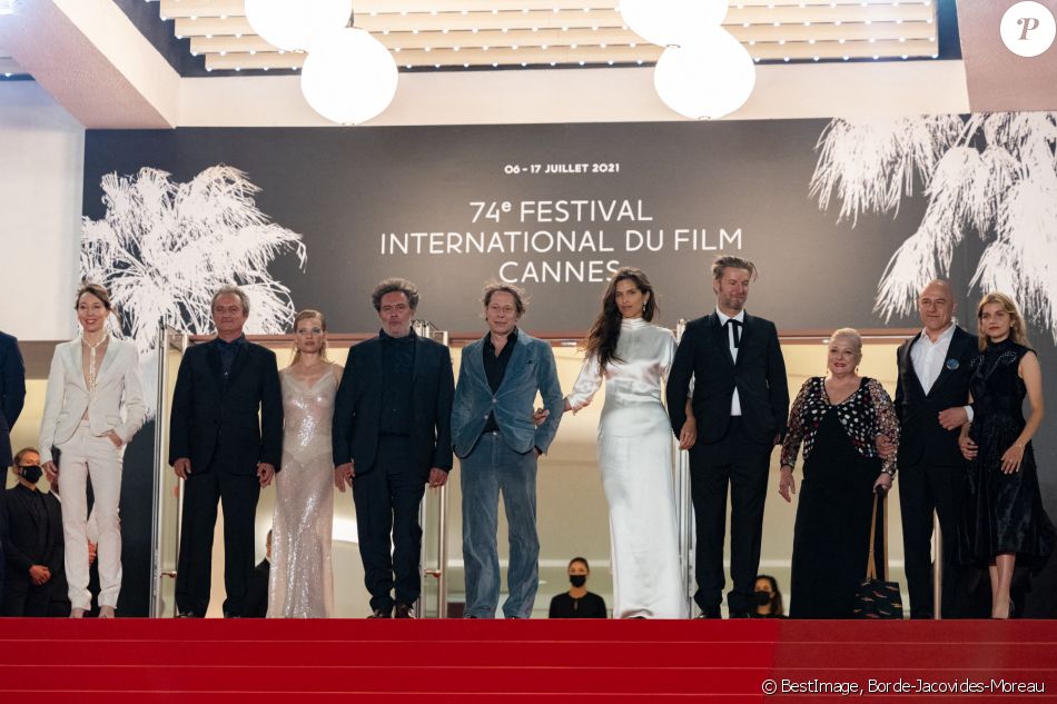 Jeanne Cherhal, Arnaud Larrieu, Mélanie Thierry (habillée en Celine), Jean-Marie Larrieu (réalisateur), Mathieu Amalric, Maïwenn (Maïwenn Le Besco), Bertrand Belin, Josiane Balasko, Dominique A, Galatéa Bellugi - Montée des marches du film " Tralala " lors du 74ème Festival International du Film de Cannes. Le 13 juillet 2021 © Borde-Jacovides-Moreau / Bestimage