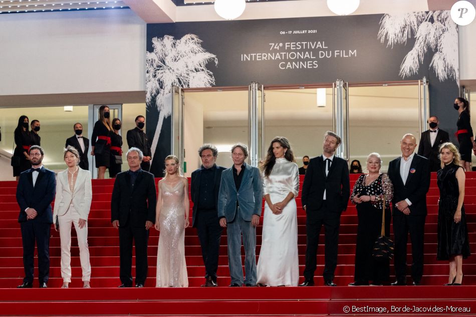 Kevin Chneiweiss, Jeanne Cherhal, Arnaud Larrieu, Mélanie Thierry (habillée en Celine), Jean-Marie Larrieu (réalisateur), Mathieu Amalric, Maïwenn (Maïwenn Le Besco), Bertrand Belin, Josiane Balasko, Dominique A, Galatéa Bellugi - Montée des marches du film " Tralala " lors du 74ème Festival International du Film de Cannes. Le 13 juillet 2021 © Borde-Jacovides-Moreau / Bestimage