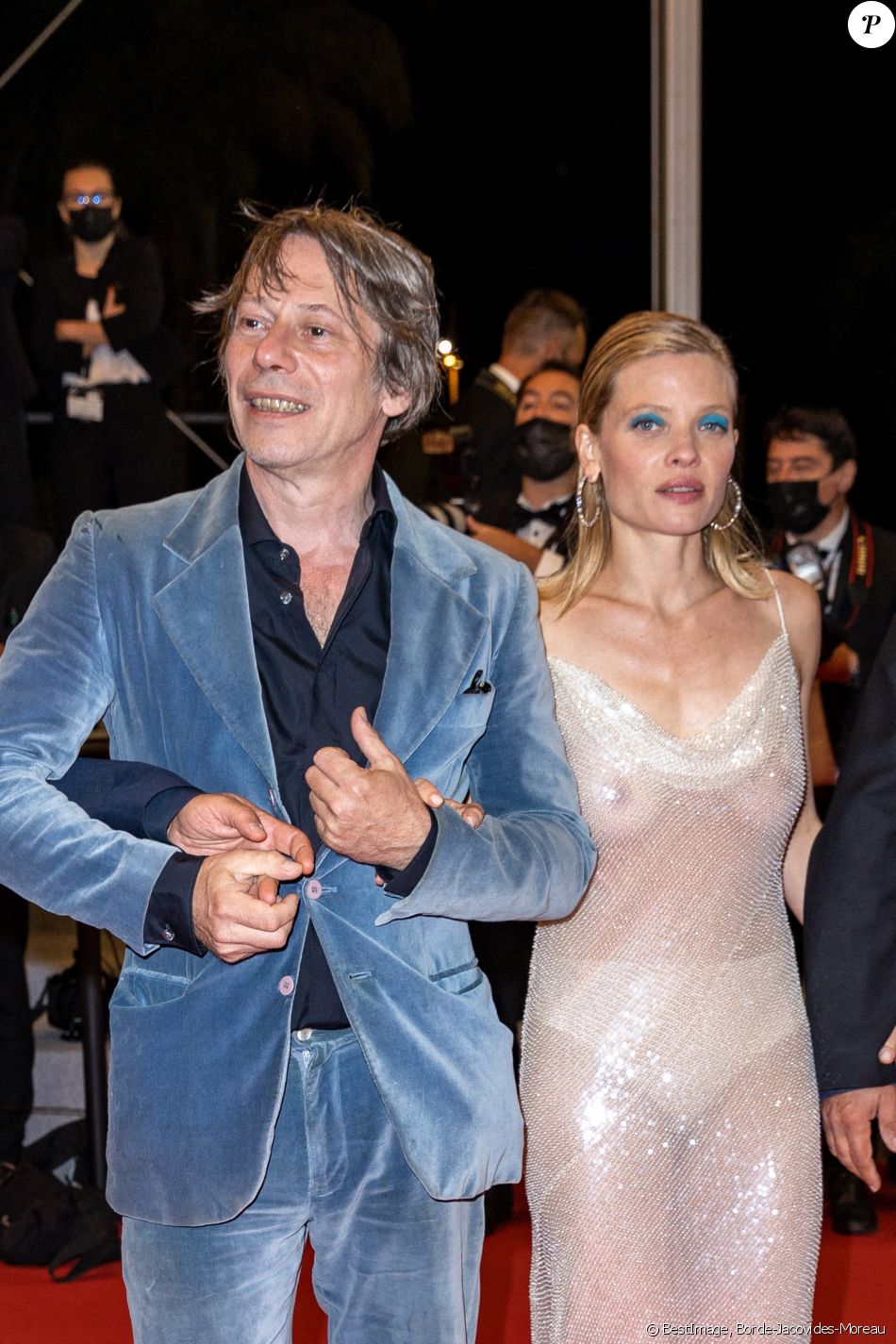 Mathieu Amalric, Mélanie Thierry (habillée en Celine) - Montée des marches du film " Tralala " lors du 74ème Festival International du Film de Cannes. Le 13 juillet 2021 © Borde-Jacovides-Moreau / Bestimage
