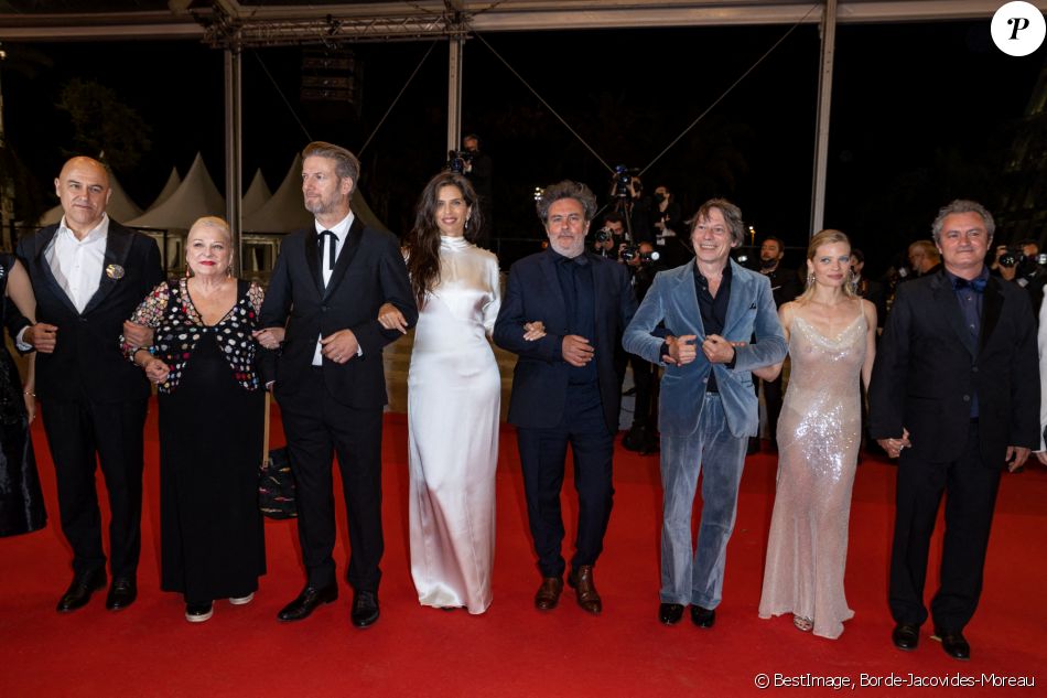 Dominique A, Josiane Balasko, Bertrand Belin, Maïwenn (Maïwenn Le Besco), Arnaud Larrieu (réalisateur), Mathieu Amalric, Mélanie Thierry (habillée en Celine), Jean-Marie Larrieu - Montée des marches du film " Tralala " lors du 74ème Festival International du Film de Cannes. Le 13 juillet 2021 © Borde-Jacovides-Moreau / Bestimage