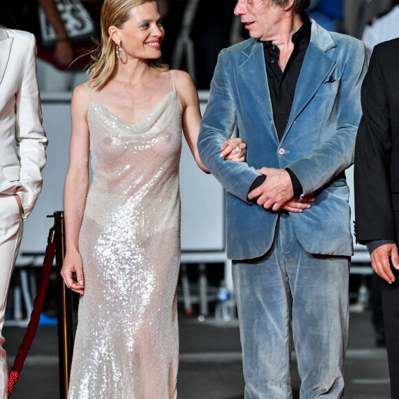 Mélanie Thierry (habillée en Celine), Mathieu Amalric - Montée des marches du film " Tralala " lors du 74ème Festival International du Film de Cannes. Le 13 juillet 2021.