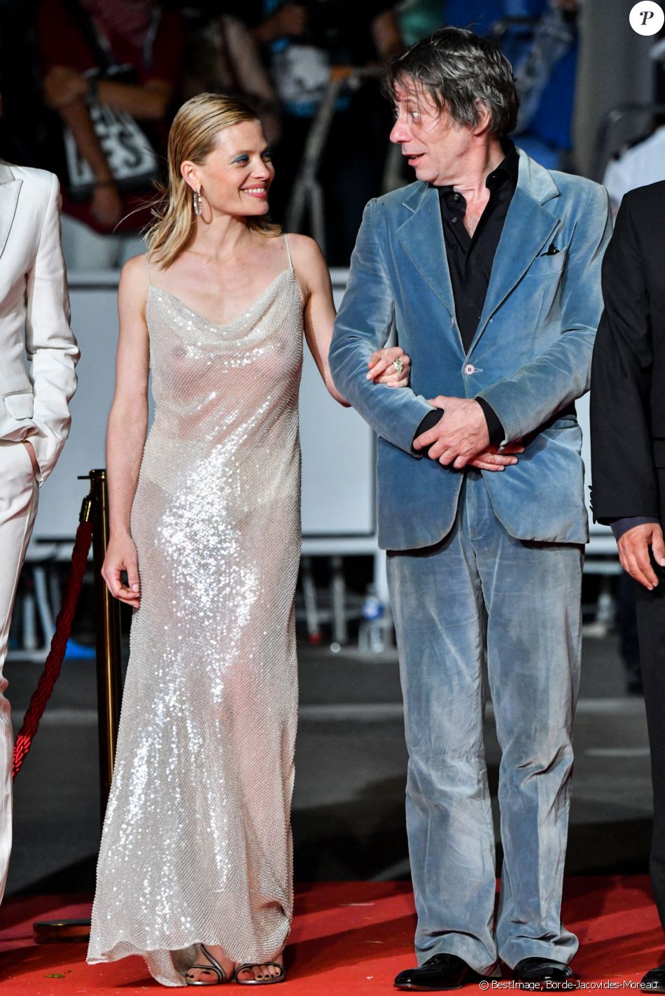 Mélanie Thierry (habillée en Celine), Mathieu Amalric - Montée des marches du film " Tralala " lors du 74ème Festival International du Film de Cannes. Le 13 juillet 2021.