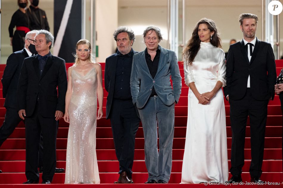 Arnaud Larrieu, Mélanie Thierry (habillée en Celine), Jean-Marie Larrieu (réalisateur), Mathieu Amalric, Maïwenn (Maïwenn Le Besco), Bertrand Belin - Montée des marches du film " Tralala " lors du 74ème Festival International du Film de Cannes. Le 13 juillet 2021 © Borde-Jacovides-Moreau / Bestimage