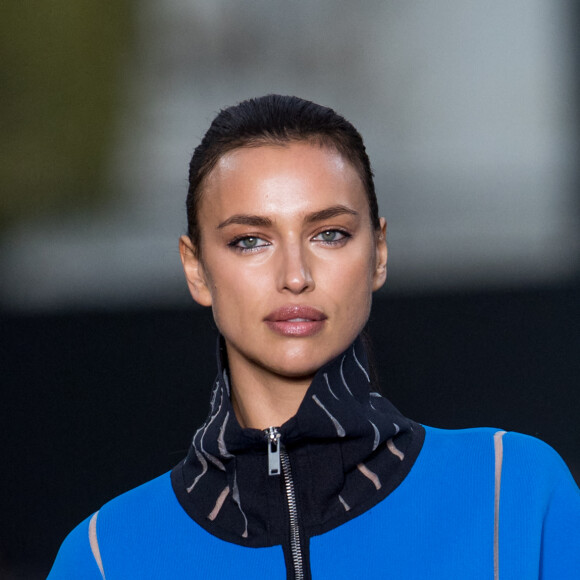 Irina Shayk - Défilé de mode L'Oréal Paris sur l'avenue des Champs-Elysées lors de la fashion week à Paris, le 1er octobre 2017. © Cyril Moreau / Bestimage