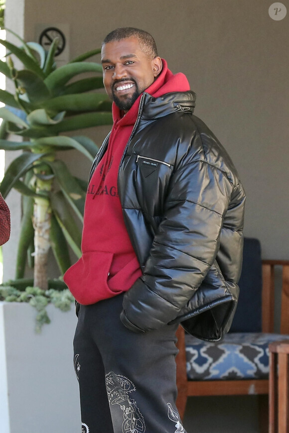 Kanye West très souriant discute avec des amis dans les rues de Calabasas, le 15 décembre 2018 