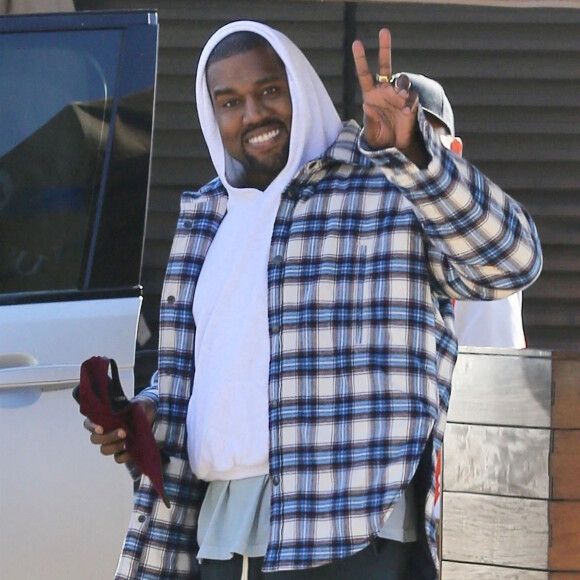 Kanye West très souriant à la sortie du restaurant Nobu avec un ami à Malibu, le 14 décembre 2017