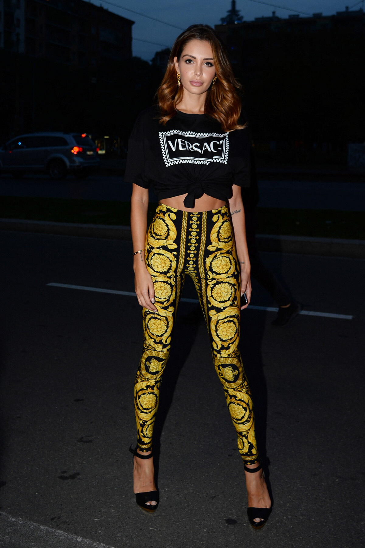 Photo Nabilla Benattia au d fil Versace Collection Pr t