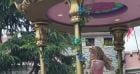 Charlotte Gainsbourg et ses filles à Disneyland.