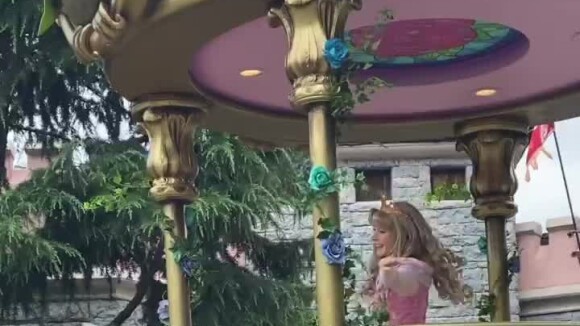 Charlotte Gainsbourg et ses filles à Disneyland.