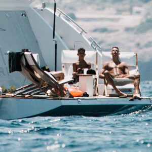 Exclusif - No web - Cristiano Ronaldo et sa fiancée Georgina Rodriguez et leur quatre enfants, Cristiano Junior (8 ans), les jumeaux Eva et Mateo, et Alana Martina arrivent pour passer la journée en bateau lors de de leurs vacances à Majorque le 10 juillet 2021 