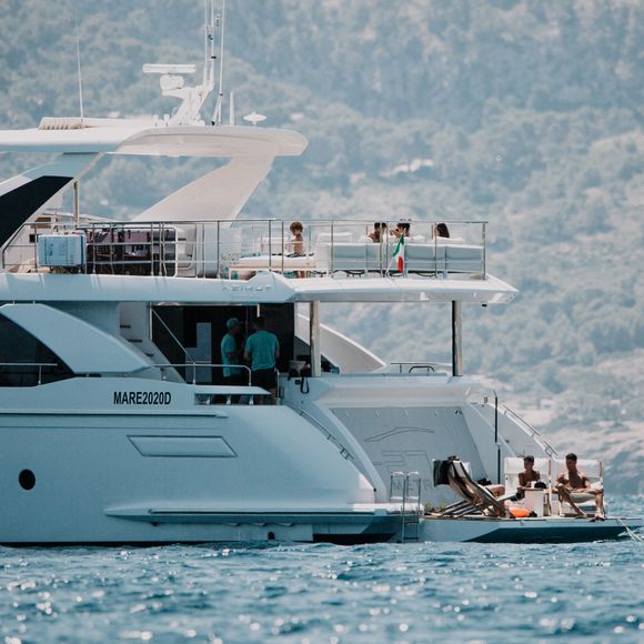 Exclusif - Cristiano Ronaldo et sa fiancée Georgina Rodriguez et leur quatre enfants, Cristiano Junior (8 ans), les jumeaux Eva et Mateo, et Alana Martina arrivent pour passer la journée en bateau lors de de leurs vacances à Majorque le 10 juillet 2021 