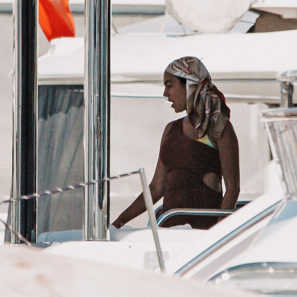 Exclusif - No web - Cristiano Ronaldo et sa fiancée Georgina Rodriguez et leur quatre enfants, Cristiano Junior (8 ans), les jumeaux Eva et Mateo, et Alana Martina arrivent pour passer la journée en bateau lors de de leurs vacances à Majorque le 10 juillet 2021 