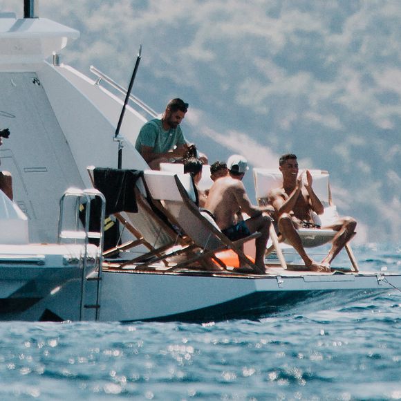 Exclusif - Cristiano Ronaldo et sa fiancée Georgina Rodriguez et leur quatre enfants, Cristiano Junior (8 ans), les jumeaux Eva et Mateo, et Alana Martina arrivent pour passer la journée en bateau lors de de leurs vacances à Majorque le 10 juillet 2021 
