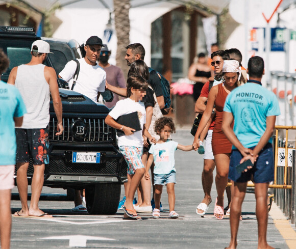 Cristiano Ronaldo et sa fiancée Georgina Rodriguez et leur quatre enfants, Cristiano Junior, les jumeaux Eva et Mateo, et Alana Martina arrivent pour passer la journée en bateau lors de de leurs vacances à Majorque.