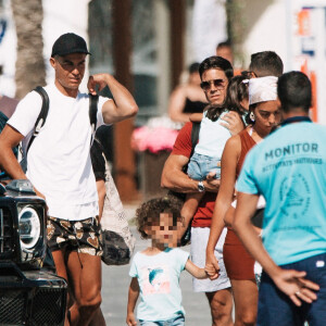 Cristiano Ronaldo et sa fiancée Georgina Rodriguez et leur quatre enfants, Cristiano Junior (8 ans), les jumeaux Eva et Mateo, et Alana Martina arrivent pour passer la journée en bateau lors de de leurs vacances à Majorque le 10 juillet 2021