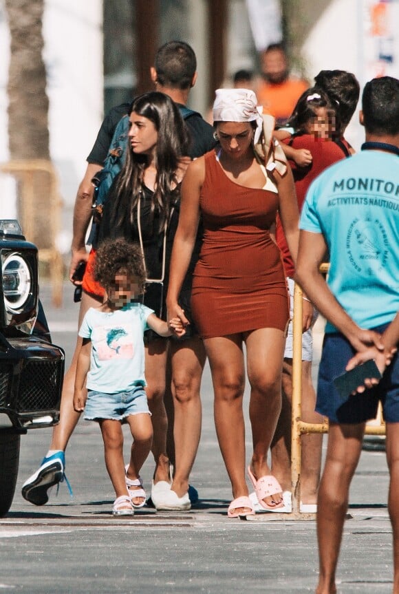 Cristiano Ronaldo et sa fiancée Georgina Rodriguez et leur quatre enfants, Cristiano Junior (8 ans), les jumeaux Eva et Mateo, et Alana Martina arrivent pour passer la journée en bateau lors de de leurs vacances à Majorque le 10 juillet 2021