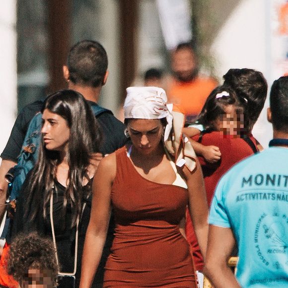 Cristiano Ronaldo et sa fiancée Georgina Rodriguez et leur quatre enfants, Cristiano Junior (8 ans), les jumeaux Eva et Mateo, et Alana Martina arrivent pour passer la journée en bateau lors de de leurs vacances à Majorque le 10 juillet 2021