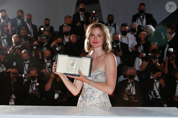 Renate Reinsve (Prix d'interprétation féminine pour "Julie en douze chapitres") - Photocall des lauréats du 74ème Festival International du Film de Cannes, le 17 juillet 2021. © Borde-Jacovides-Moreau/Bestimage 
