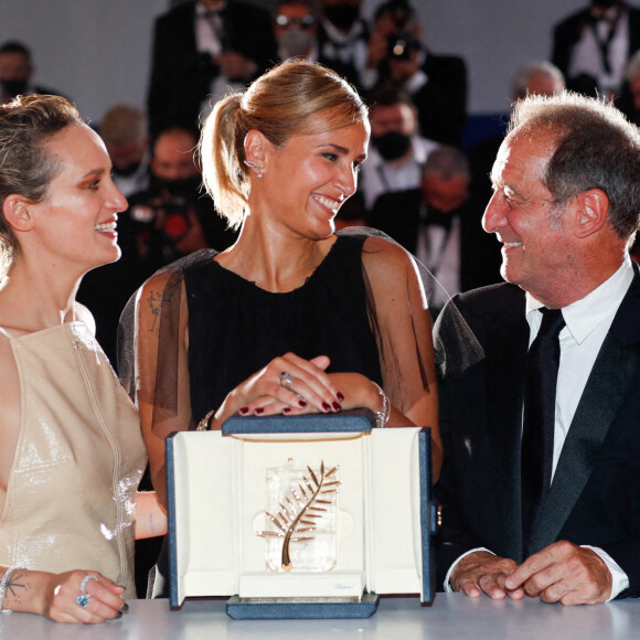 Julia Ducournau (Palme d'Or pour "Titane"), Vincent Lindon, Agathe Rousselle - Photocall des lauréats du 74ème Festival International du Film de Cannes. © Borde-Jacovides-Moreau/Bestimage 