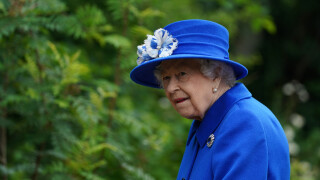 Elizabeth II surprise en train de gifler son neveu : Elton John, témoin, raconte la scène