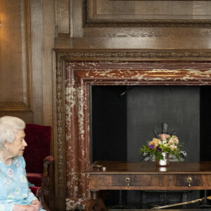 La reine Elisabeth II d'Angleterre reçoit la Première ministre d'Ecosse, Nicola Sturgeon et Alison Johnstone, présidente du Parlement écossais, au palais d'Holyroodhouse à Edimbourg, le 29 juin 2021. 