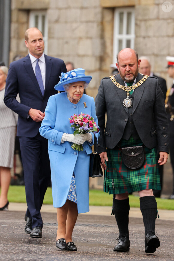 La reine Elisabeth II d'Angleterre et le prince William, duc de Cambridge, assistent à la cérémonie des clés devant le palais d'Holyroodhouse à Edimbourg, moment où la souveraine se voit remettre les clés de la ville. Cet événement marque le début la semaine de Holyrood, que la reine consacre chaque année à l'Ecosse. Le 28 juin 2021. 
