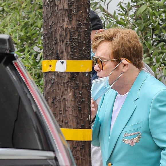 Exclusif - Elton John (74 ans) sort de la boutique James Perse à Beverly Hills avec son mari David Furnish le 7 juin 2021. 