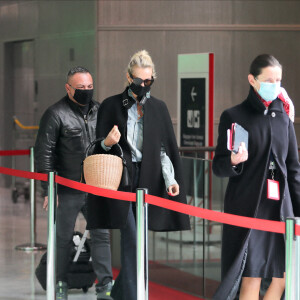 Laeticia Hallyday à l'aéroport de Roissy-Charles-de-Gaulle pour prendre un vol à destination de Los Angeles. Paris, le 17 mars 2021.