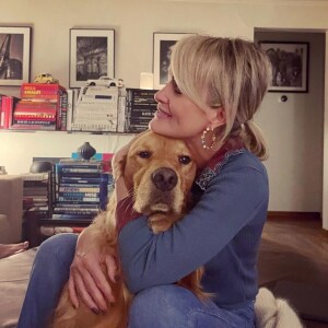 Laeticia Hallyday et le chien Bono Patapouffe sur Instagram. Le 11 juin 2021.