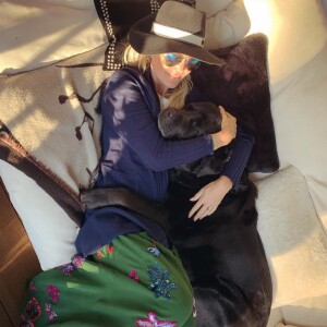 Laeticia Hallyday et son chien Santos sur Instagram.