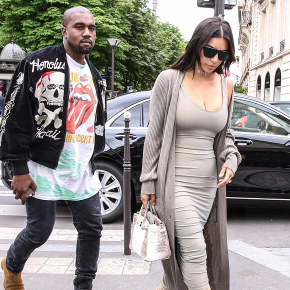 Kim Kardashian et son mari Kanye West arrivent à l'aéroport de Roissy-Charles-de-Gaulle, puis vont déjeuner au restaurant "L'Avenue" à Paris, le 13 juin 2016.