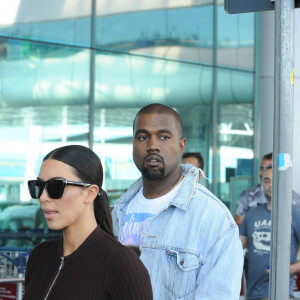 Kim Kardashian et Kanye West arrivent à l'aéroport de Rome. Le couple doit assister à l'opéra "La Traviata", spectacle organisé par Valentino. Le 22 mai 2016