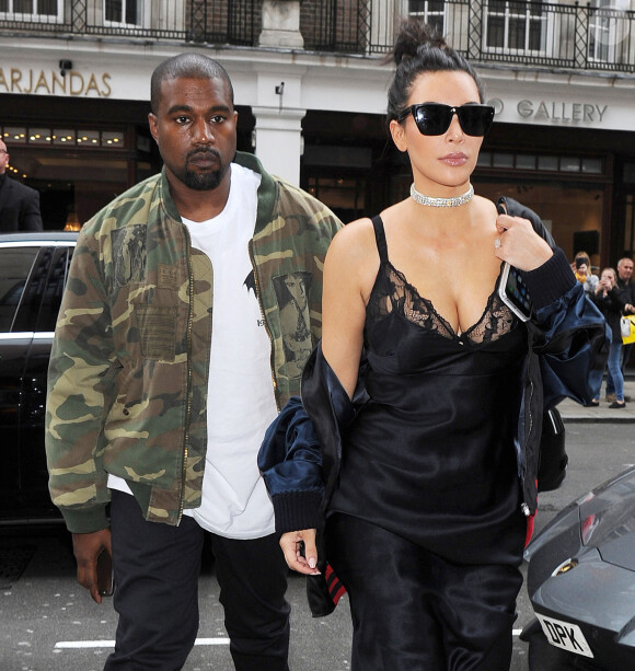 Kim Kardashian, portant un superbe collier de diamants, et son mari Kanye West arrivent au restaurant "C" dans le quartier de Mayfair à Londres, le 21 mai 2016.