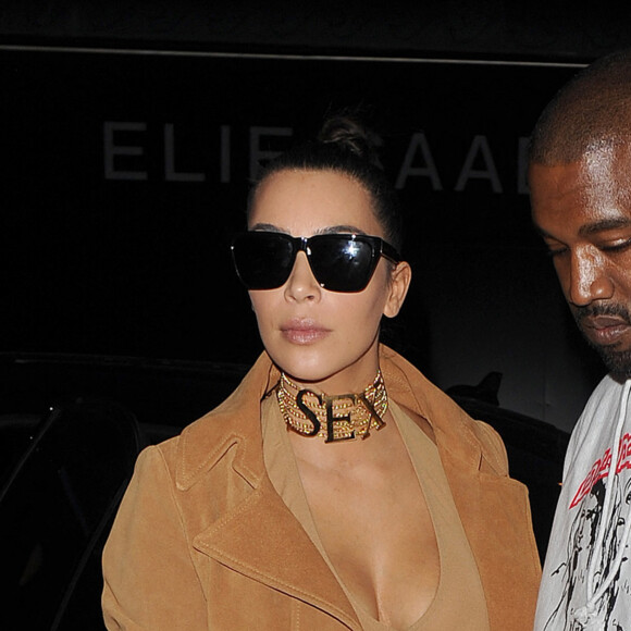 Kim Kardashian, (portant un collier "SEX") et son mari Kanye West arrivent au restaurant "Hakkasan", situé dans le quartier de Mayfair à Londres, le 20 mai 2016.