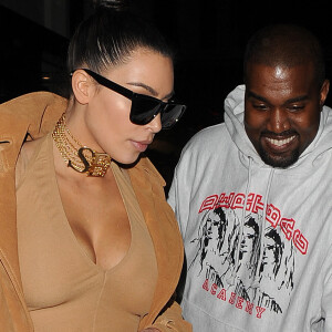 Kim Kardashian, (portant un collier "SEX") et son mari Kanye West quittent le restaurant "Hakkasan", situé dans le quartier de Mayfair à Londres, le 20 mai 2016.