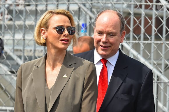 Le prince Albert II de Monaco et la princesse Charlene dans les paddocks lors des essais du 77 ème Grand Prix de Formule 1 de Monaco le 25 Mai 2019. Imago / Panoramic / Bestimage  