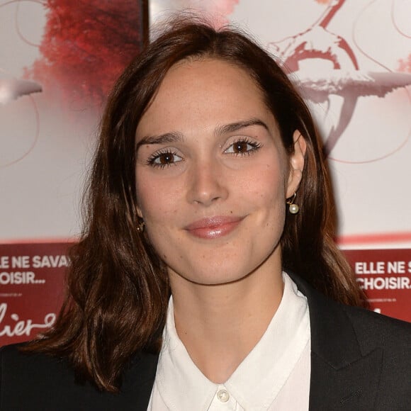 Camille Lou au photocall de la générale de presse du spectacle musicale "Les Souliers Rouges" aux Folies Bergères à Paris, France, le 4 février 2020. © Veeren/Bestimage