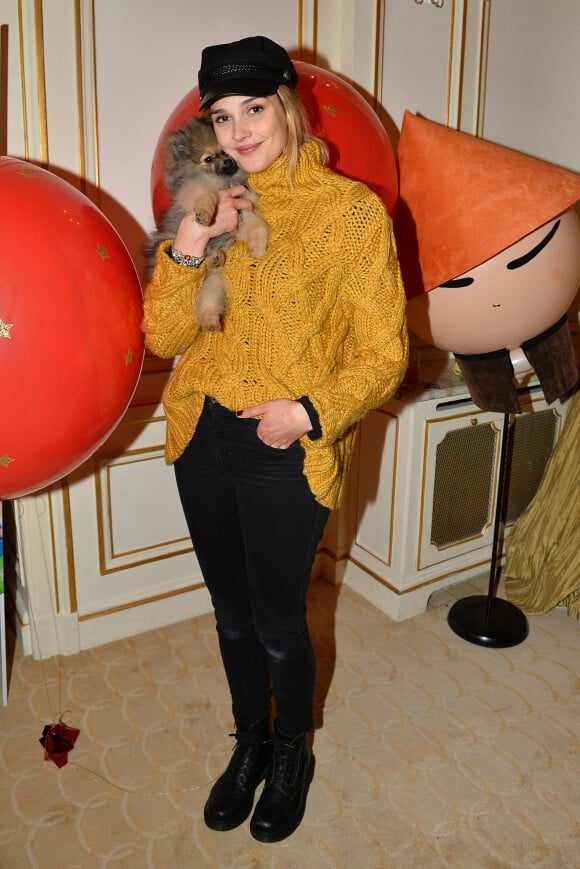 Camille Lou avec son chien Nuts - Goûter du Coeur du prix Clarins pour l'enfance organisé par Clarins, à l'hôtel Plaza Athénée à Paris, France, le 14 février 2018. © Veeren/Bestimage