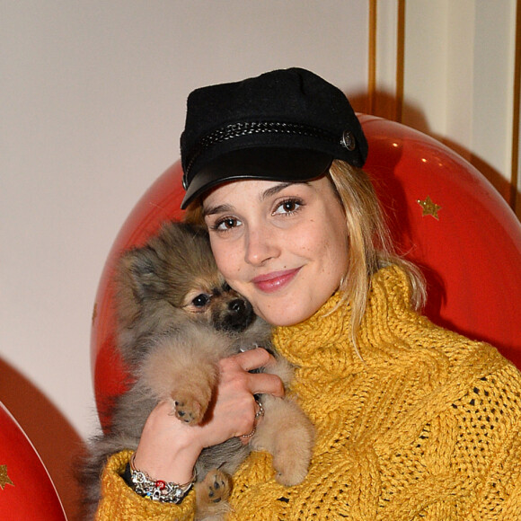 Camille Lou avec son chien Nuts - Goûter du Coeur du prix Clarins pour l'enfance organisé par Clarins, à l'hôtel Plaza Athénée à Paris, France, le 14 février 2018. © Veeren/Bestimage