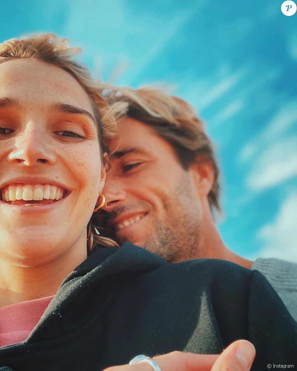 Camille Lou et Romain Laulhe en couple, les plus belles photos des amoureux.