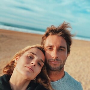 Camille Lou et Romain Laulhe en couple, les plus belles photos des amoureux.