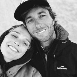 Camille Lou et Romain Laulhe en couple, les plus belles photos des amoureux.